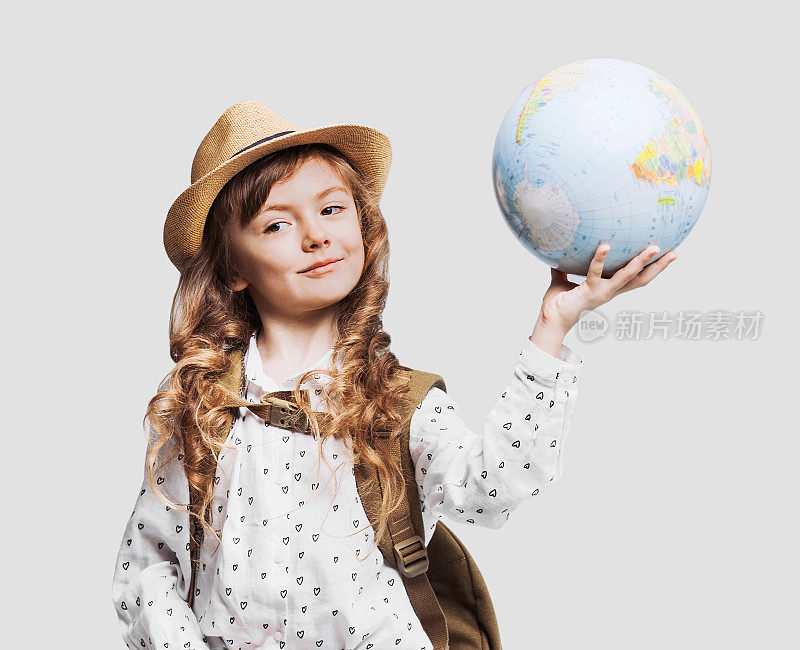 快乐的小女孩拿着地球仪