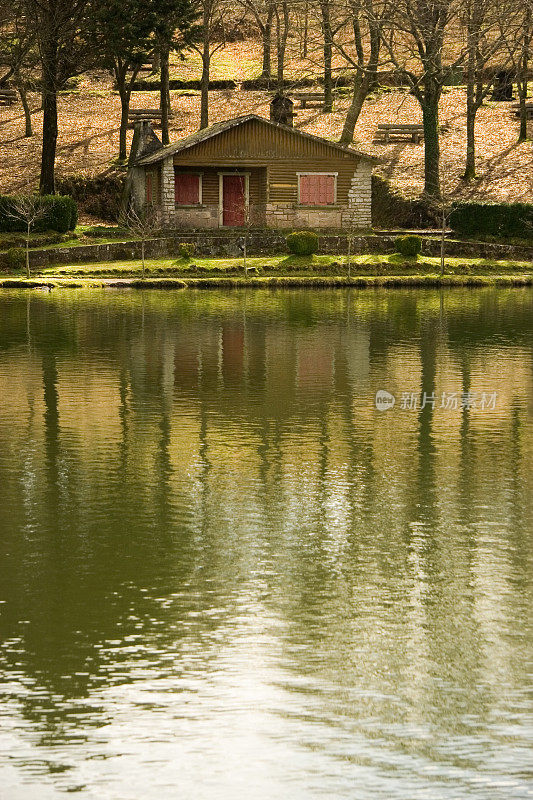 湖边小屋