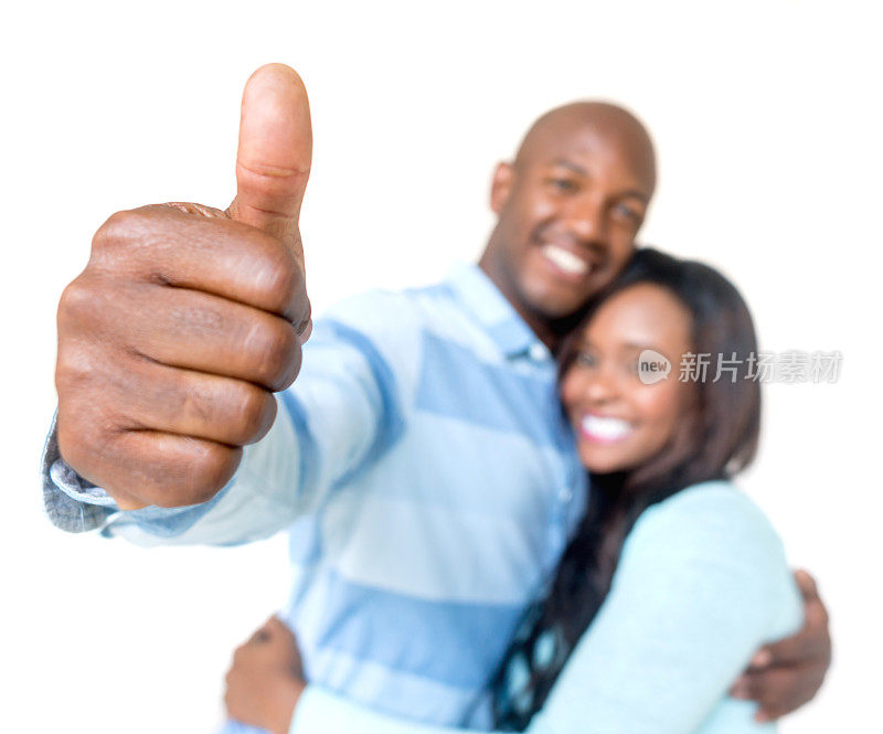 一对高兴的非裔美国夫妇竖起大拇指