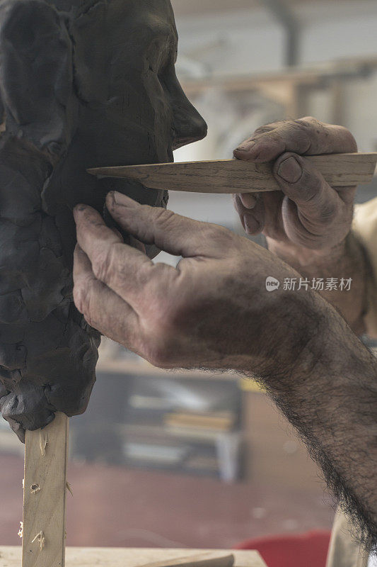 雕刻家用手创作泥塑
