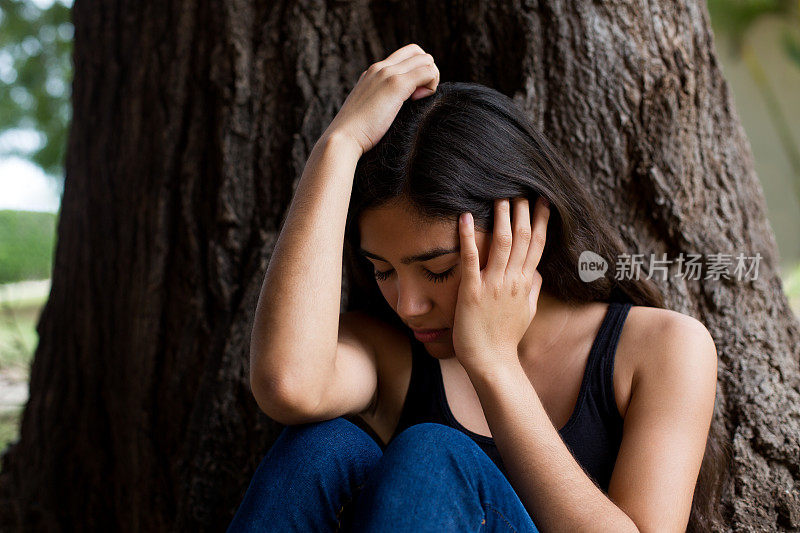 年轻的拉丁女人表现出沮丧