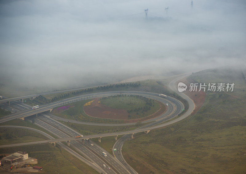 清晨多雾的一天，在土耳其伊斯坦布尔附近的高速公路十字路口