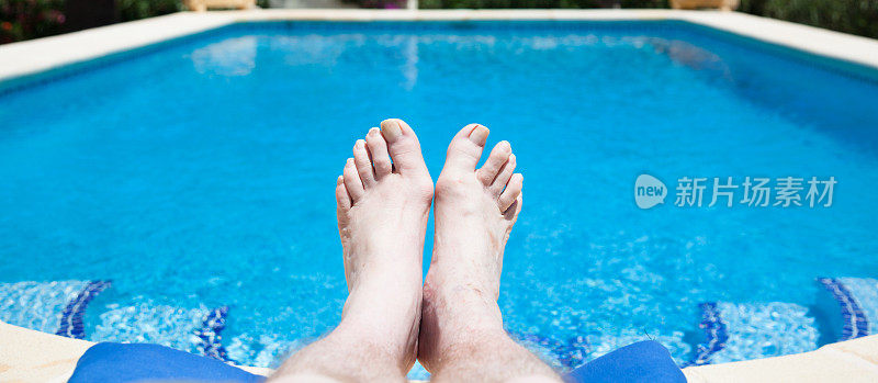 男感觉被美丽的阳光蓝色游泳池
