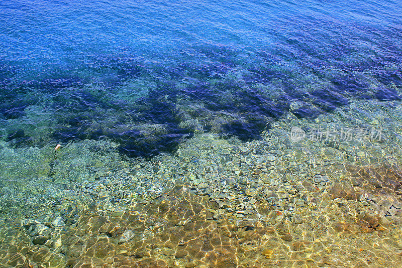 田园诗般的亚得里亚海，绿松石半透明的地中海海滩背景，埃拉菲提岛(科洛塞普，西潘和洛普)的海洋全景-达尔马提亚，克罗地亚