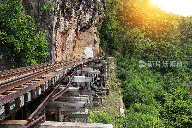 乘坐死亡铁路的火车(泰国桂河)。死亡列车驶过克拉塞高架桥。泰缅铁路