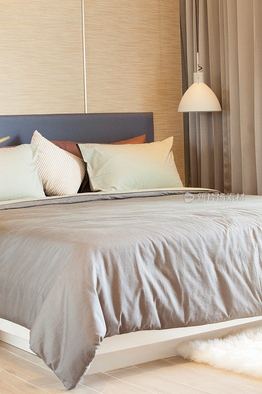 豪华现代风格的卧室与枕头。