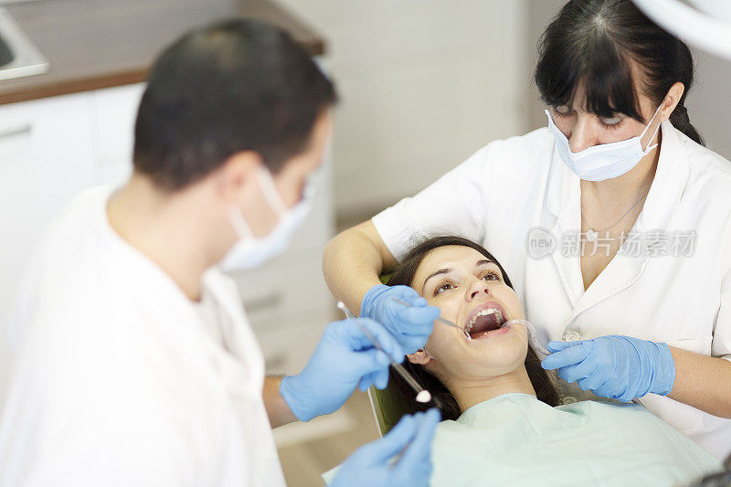 牙科医生治疗牙痛