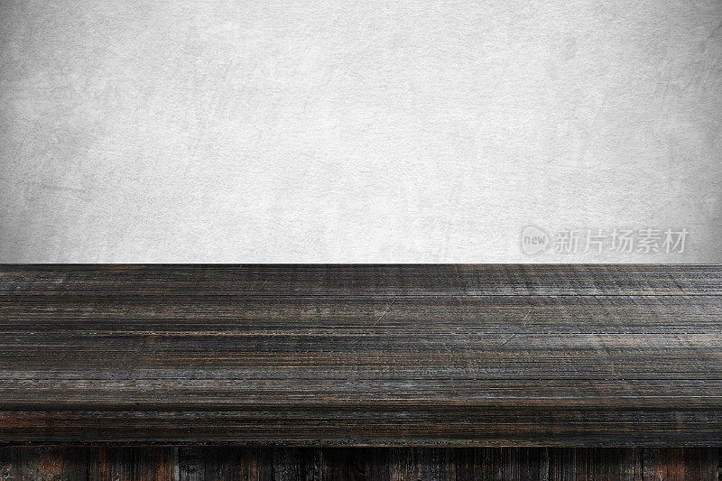 灰色水泥墙上的黑色空木桌，古董，背景，模板，产品展示蒙太奇