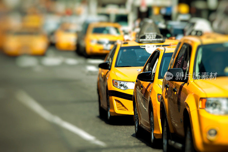 黄色出租车快速通过时代广场，纽约，美国。