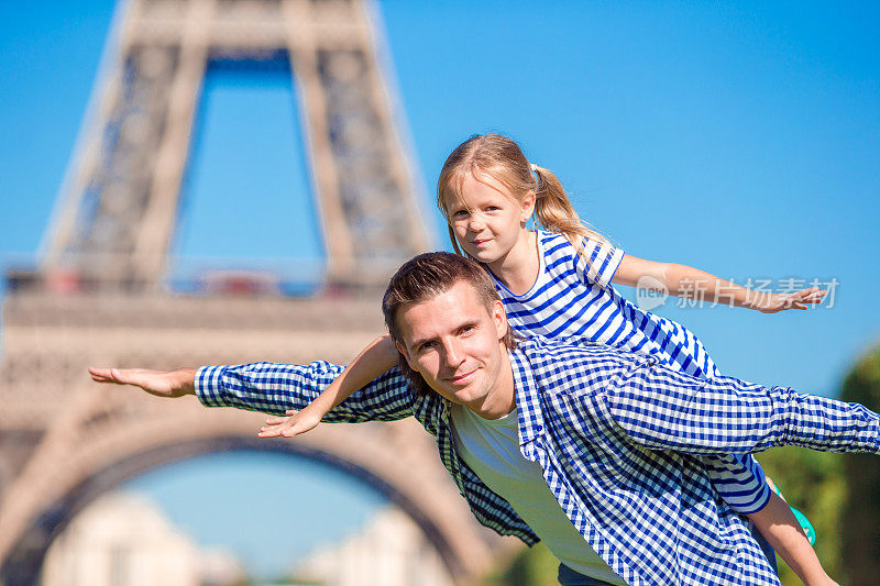 幸福的家庭在巴黎附近的埃菲尔铁塔在夏天法国度假
