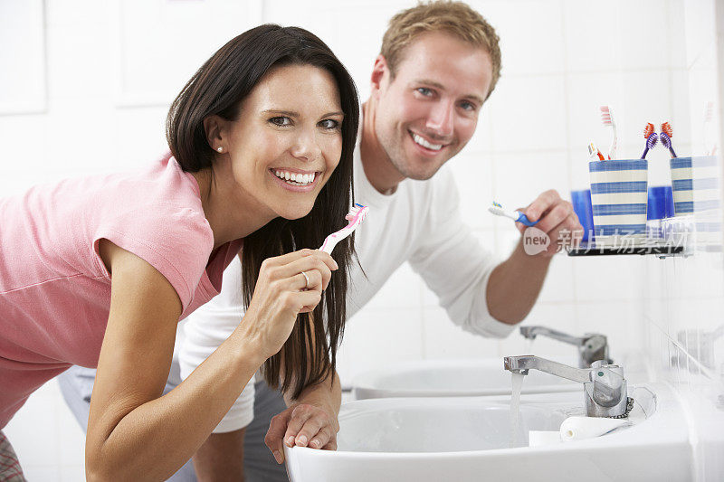 在浴室刷牙的夫妇