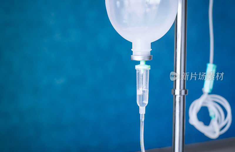 病人静脉滴注生理盐水和医院输液泵