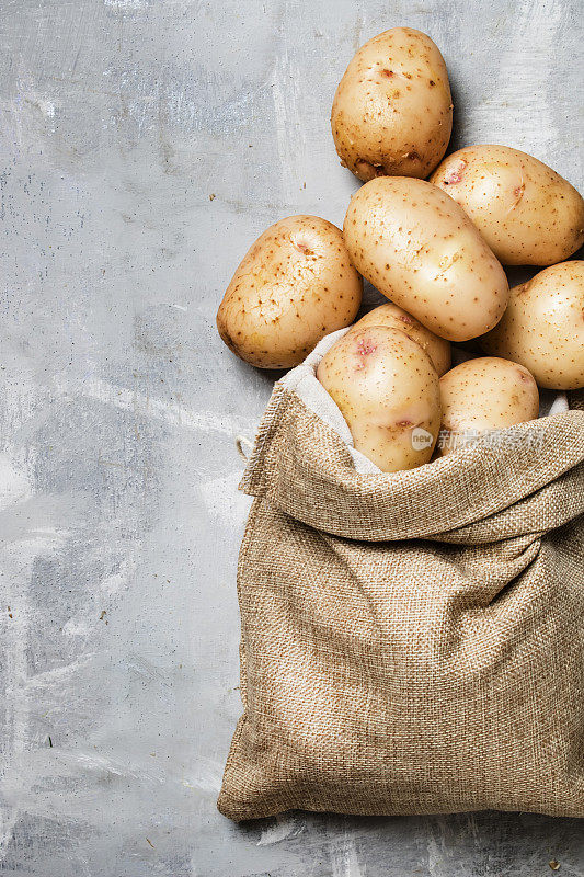 帆布袋里的新鲜土豆
