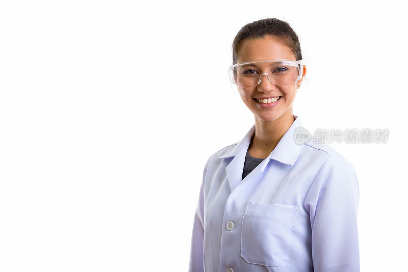 工作室拍摄的年轻快乐的女医生微笑着，而戴着防护眼镜