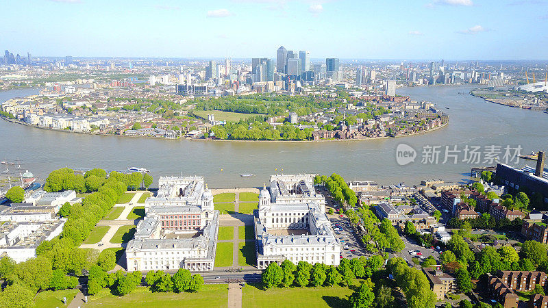无人机拍摄的格林威治公园和大学与金丝雀码头在一个春天的早晨，伦敦，英国