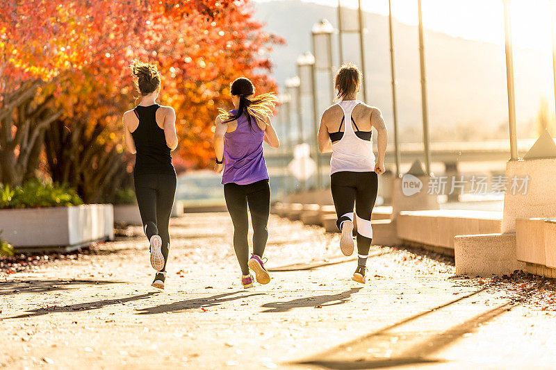 三个年轻女人在跑步