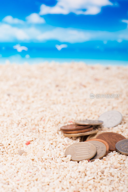 硬币放在沙滩上