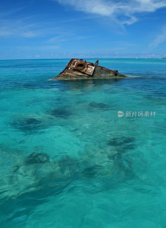 热带海上的沉船