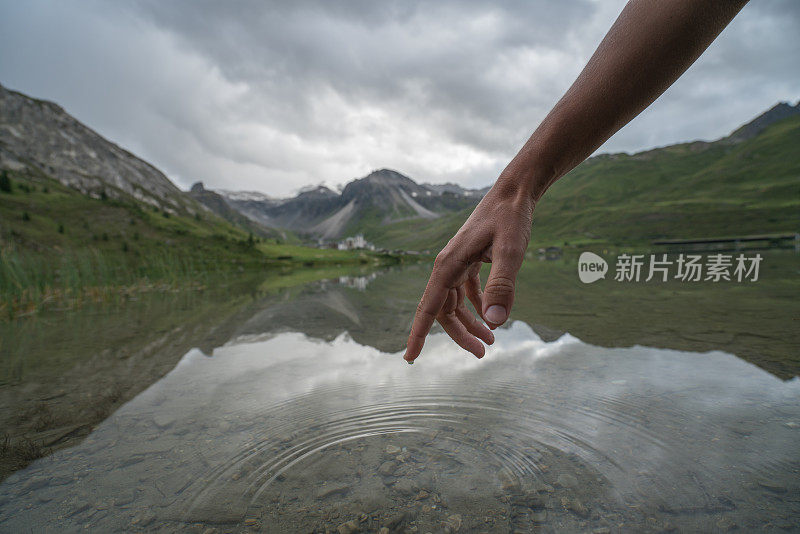 人们用手从山上的湖泊中舀取淡水
