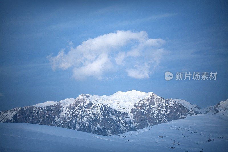 雪的风景。从莱辛尼亚看卡雷加山