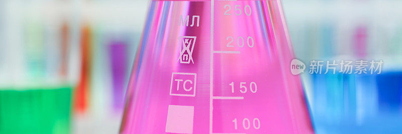 化学工业用有蓝色、品红色液体的灯泡