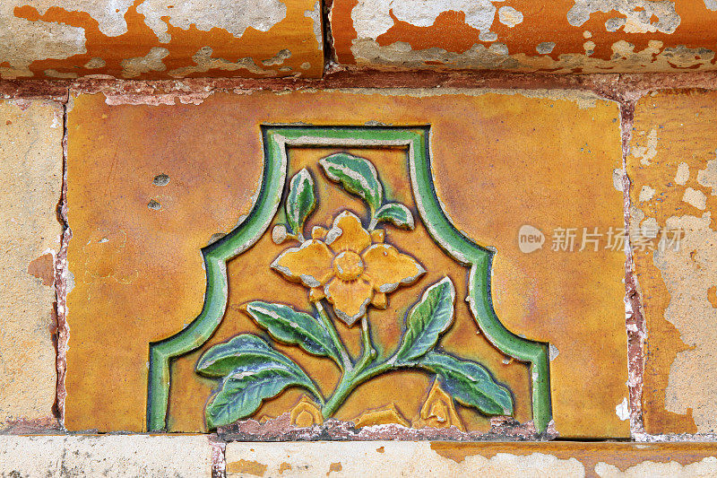2014年5月18日，中国河北省遵化县清东陵彩釉雕刻