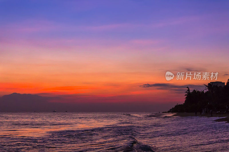 中国三亚海滩上的日落。