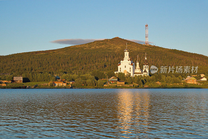 俄罗斯湖边教堂