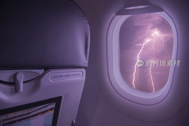 从飞机窗户里看到的闪电风暴。飞机飞行期间有雷雨天气，天气恶劣