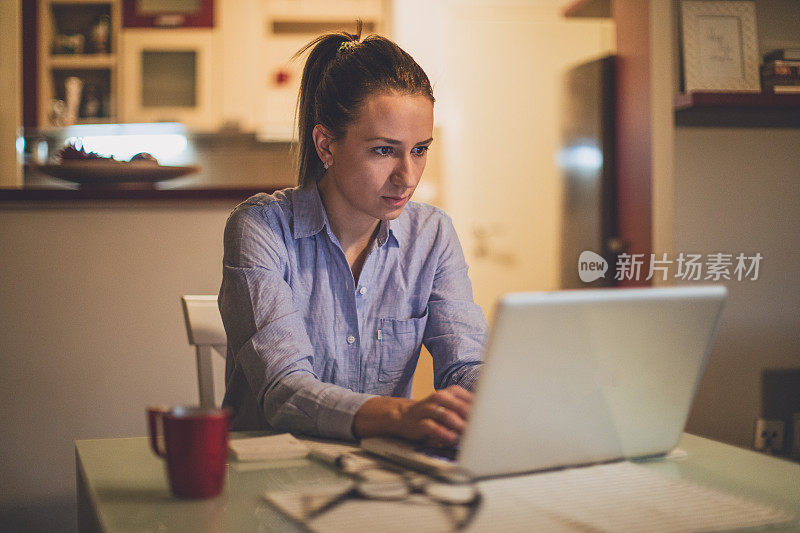 深夜在家工作的女商人