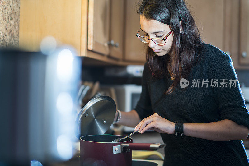 在宾夕法尼亚州波科诺的奥尔布莱特斯维尔，一个女孩在家里的厨房里准备食物