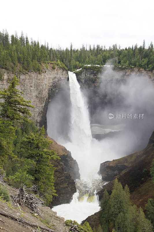 威尔斯格雷省公园瀑布(英属哥伦比亚，加拿大)
