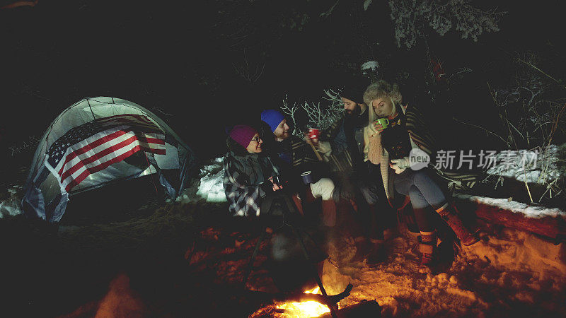 四个朋友在雪山露营