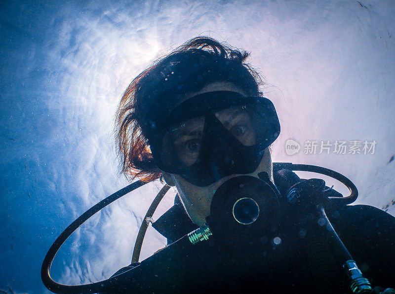 水下极限运动女子水肺潜水员自拍