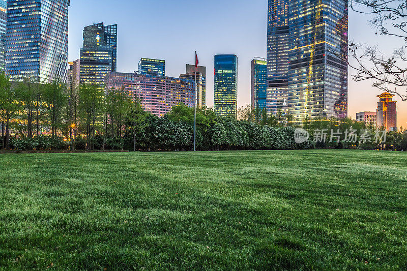 上海城市景观和天际线与绿色草坪
