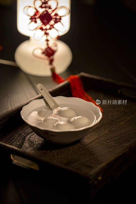 吃汤圆，庆祝中国传统的元宵节