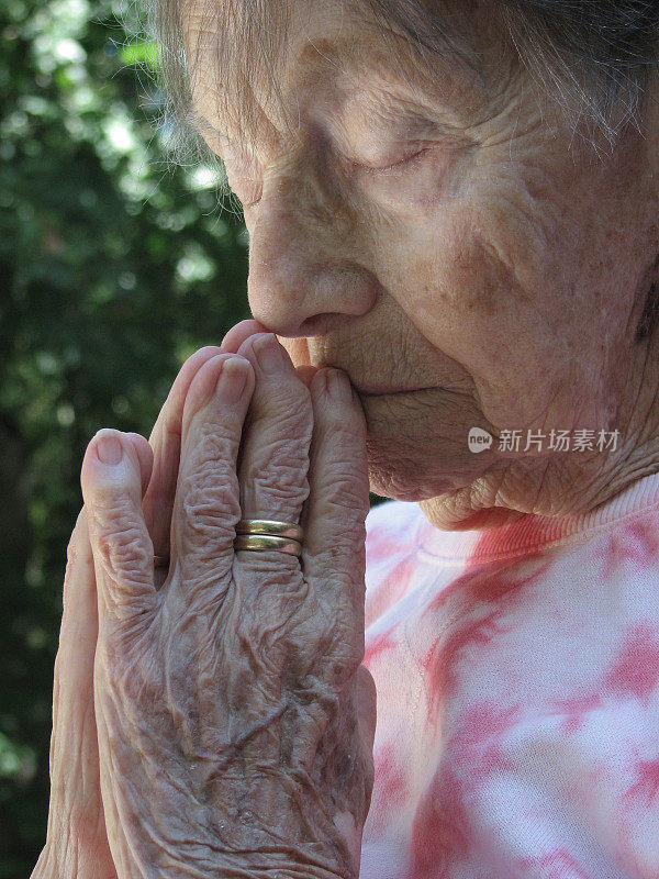 老妇人祈祷