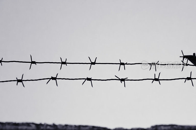 用危险的带刺铁丝网划定了战俘营的界线