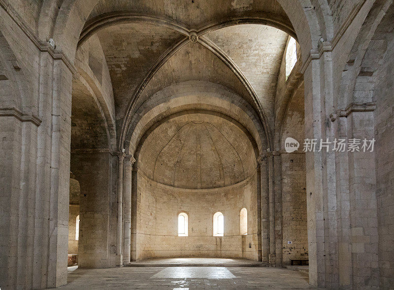 法国阿尔附近蒙马儒的圣彼得修道院内部