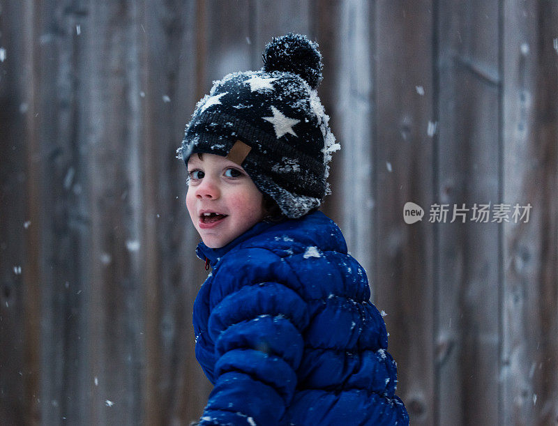 男孩在雪中玩耍