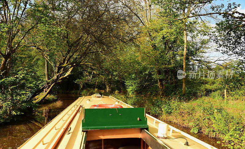 Narrow-boating在秋天