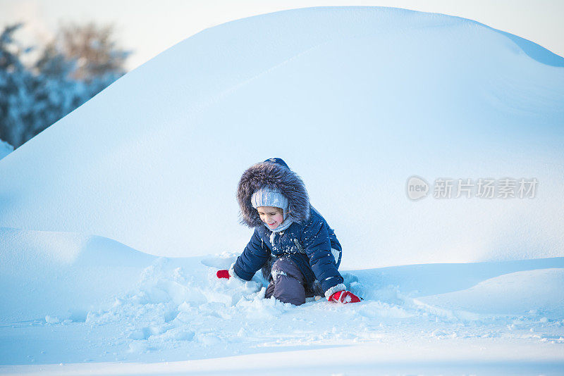 快乐的孩子在雪地里玩耍