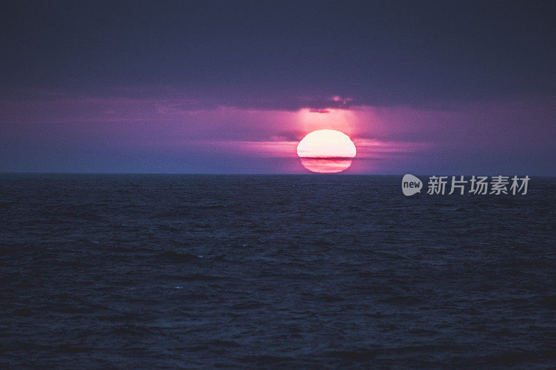 挪威峡湾的暴风雨日落