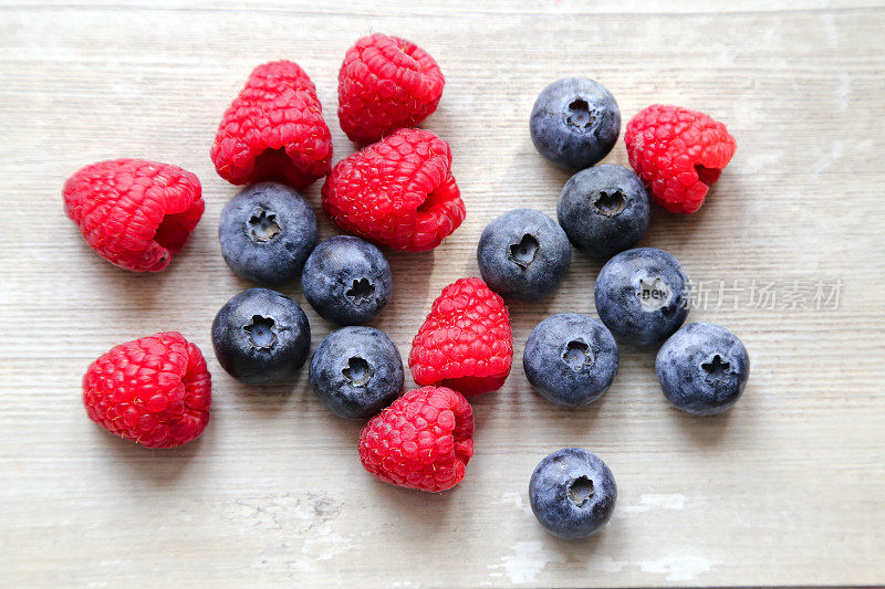 浆果:蓝莓，树莓，木背景