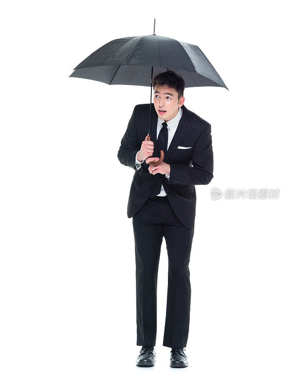 一个拿着伞，害怕的商人