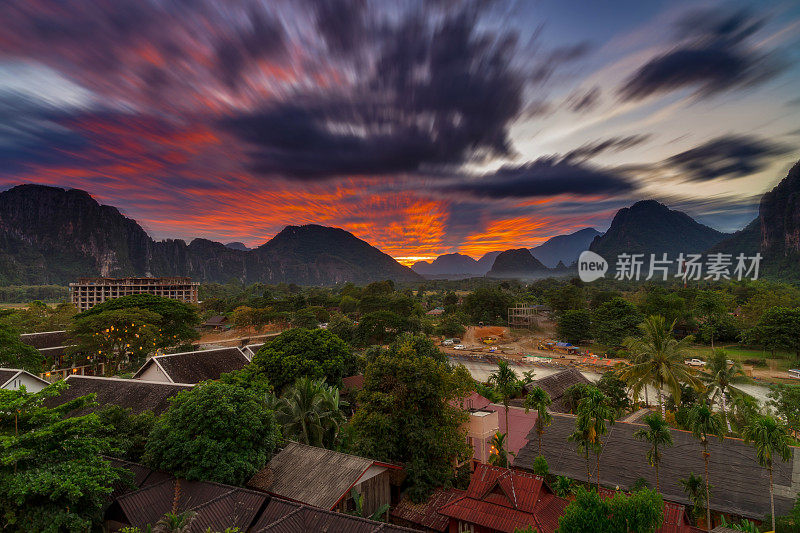 长曝光的景观视图全景日落在万荣，老挝。