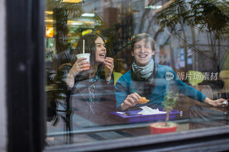 在快餐店的有趣约会