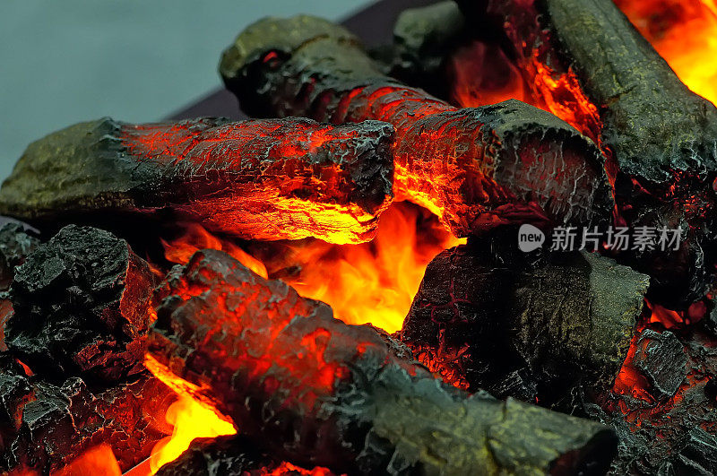 烧木头的柴火，烧黑的煤