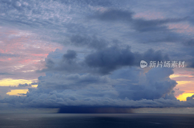 日出时大西洋上空的雷雨