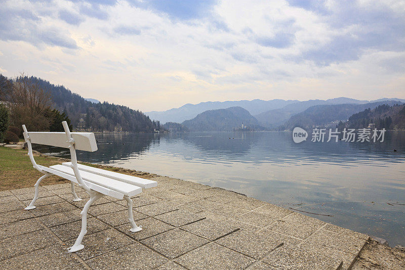 风景湖流血，斯洛文尼亚，欧洲。空旷的公园长椅背景。